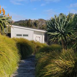 Sailor's Cottage - Stay Waiheke，位于黑潭的酒店