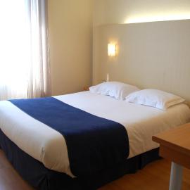 Le Bretagne - Hôtel，位于杜瓦讷内的酒店