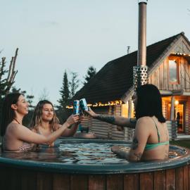 Romantic stay at loghouse VäikeTeeMaja，位于Üksnurme的酒店