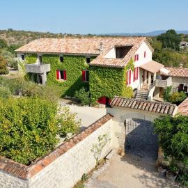 Gîte de charme la FENIERE 100m2, 3 chambres, clim, piscine chauffée，位于茹瓦厄斯的酒店