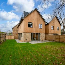 Spacious 5BR Home Near New Forest & Coast - Parking - Sleeps 10，位于利明顿的酒店