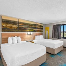 Days Inn & Suites by Wyndham Des Moines Airport，位于德梅因的酒店