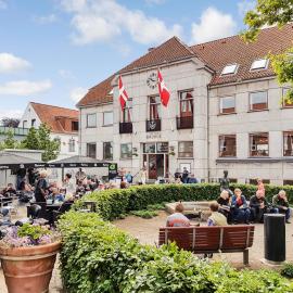 Det Gamle Rådhus，位于格罗斯滕的酒店