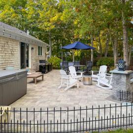 Cape Cod Family Getaway Hot Tub Firepit，位于巴恩斯特布尔的酒店