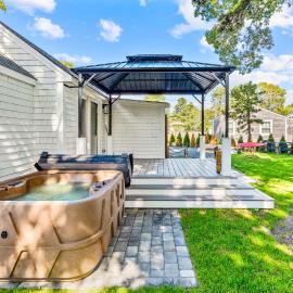 Dennis Port House BeachHot Tub & Fire Pit Fun，位于丹尼斯的酒店