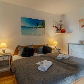 Schoenes 1 Zimmer - Sauna - Schwimmbad - Free Parking，位于茨维泽尔的酒店