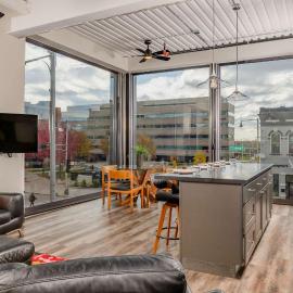 Penthouse City Overlook 2BR Apartment - free parking，位于阿普尔顿的酒店