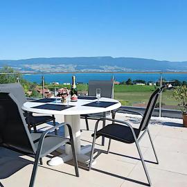 Chalet with Stunning Lake and Mountain Views avec une vue à couper le souffle, une spacieuse terrasse et jardin，位于Châtillon的酒店