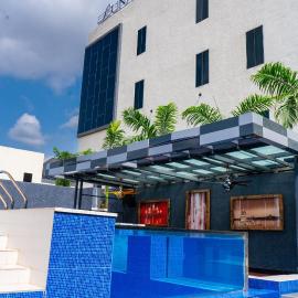 Lunar Signature Hotel & Suites，位于阿奴古的酒店