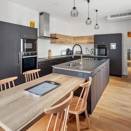 Chambres & sde privatives dans maison partagée，位于克利松的酒店
