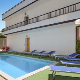 Lovely Apartment In Palmi With Swimming Pool，位于帕尔米的酒店