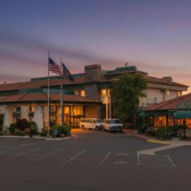 Rogue Regency Inn Medford Airport，位于梅德福的酒店