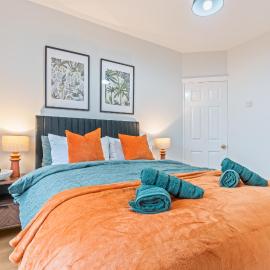 #92 Stylish 3 bedroom home - 10 mins to Coventry Transport Museum - Sleeps 7- "Perfect for Contractors and Families - Free Parking"，位于Allesley的酒店