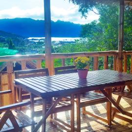 Hilltop seaview chalet, with AC, private bathroom, kitchen & balcony，位于科隆的酒店