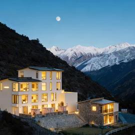 Endless Summer Cloudscape Hot Springs Siguniang Mountain，位于四姑娘山的酒店