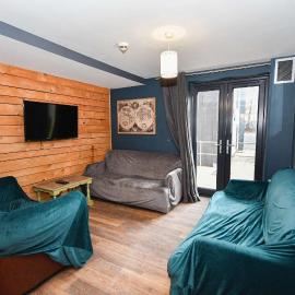 Spacious 7 Bedroom Budget Apartment in Headingley，位于海丁利的酒店