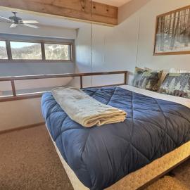 North Shore ski-in/ski-out loft with hot tub，位于卢森的酒店