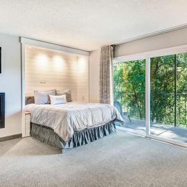 Riverfront Condo Next to Park and Downtown Bend，位于本德的酒店