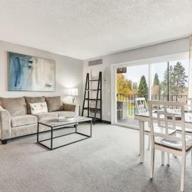 Second-floor - Riverfront Condo Near Downtown Bend，位于本德的酒店