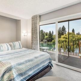Riverfront Condo-No Better Place in Bend，位于本德的酒店