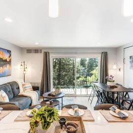 Gorgeous Condo With River View - Pool and Hot Tub，位于本德的酒店