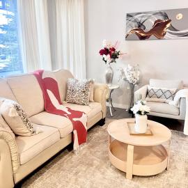 Spacious & Comfy Upper Floor 3BR Suite in Detached House，位于卡尔加里的酒店
