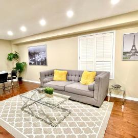 Maison Laurier, Modern 5B4B Home Inc BSMT Free parking, Close to trails，位于列治文山的酒店
