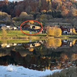 10-Personen-Wellness-Chalet in erster Reihe am See，位于Rieden的酒店