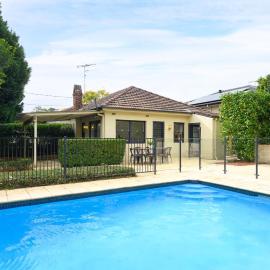 Family Retreat with Pool Near Pymble Station，位于Pymble的酒店