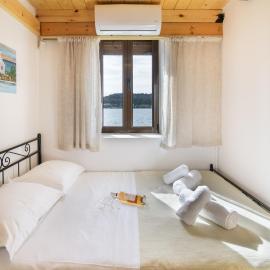 Seaside Stone Retreat，位于萨拉米斯的酒店