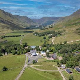 Glen Clova Hotel & Luxury Lodges，位于Millton of Clova的酒店