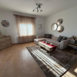 Cozy Family House with Yard，位于兹拉马的酒店