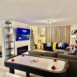 Platinum Homes , Stylish 3BR Home,4 Min to YQM Airport, Sleeps 10 Free Parking，位于迪耶普的酒店