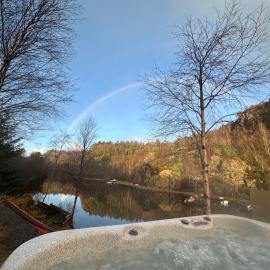 Aurora Bliss - Waterfront Jacuzzi & Sauna near Bergen，位于Askøy的酒店