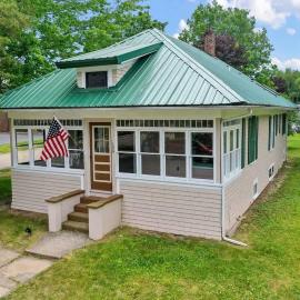 Downtown Gillett Bungalow, Fireplace, 3B, Historic，位于Gillett的酒店