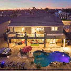 Sleeps 14 Pool Fire Pit Billiards EV Plug，位于梅萨的酒店