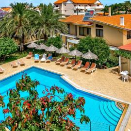 Paras Sun Hotel & Apartments，位于伊利索斯的酒店