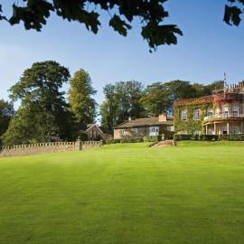 Wood Hall Hotel & Spa，位于韦瑟比的酒店
