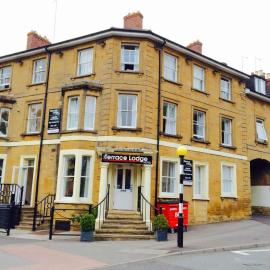 The Terrace Lodge Hotel，位于约维尔的酒店
