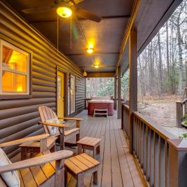Hot Tub + Fire Pit: Wooded Cabin Near DeSoto Park!，位于Mentone的酒店