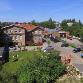 Villa Backstein mit kostenfreien Parkplätzen und 8 E - Ladestationen，位于什未林的酒店