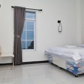 Clarissa Guest House Cisarua Bandung，位于Sukaraja的酒店