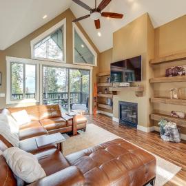 Deck + Views: Scenic Group Getaway in Lakeside!，位于Lakeside的酒店