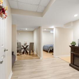 Finished 2 BR Apartment in an Upscale Area of Ajax，位于阿贾克斯的酒店