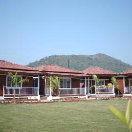 Bamboosa House near Kashid Beach，位于Borlai的酒店