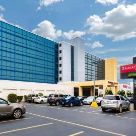 Ramada Plaza by Wyndham Virginia Beach Oceanfront，位于弗吉尼亚海滩的酒店