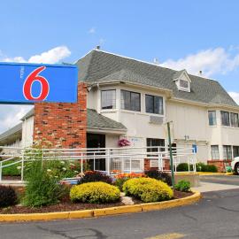 Motel 6-Enfield, CT - Hartford，位于恩菲尔德的酒店