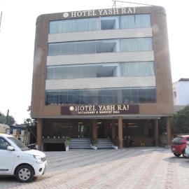 Hotelyashraj，位于Pipra Dewās的酒店