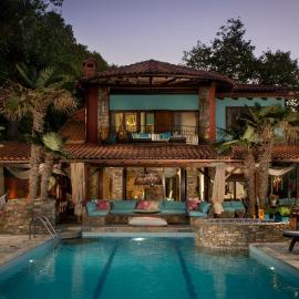 Efharis Beachfront Villa，位于帕拉塔蒙的酒店