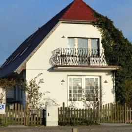 Ferienwohnung AHOI Thiessow - strandnah und komfortabel，位于蒂索的酒店